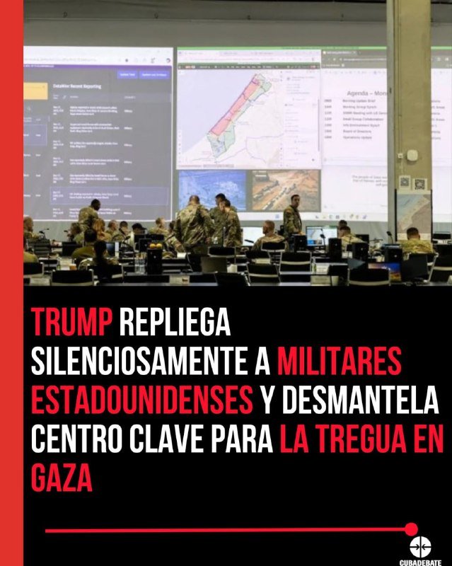 Soldiers in camouflage uniforms work at desks in a room with large screens displaying maps, satellite images, and a "Situation Report" agenda, overlaid with Spanish text accusing Trump of withdrawing U.S. troops and dismantling a Gaza truce center.