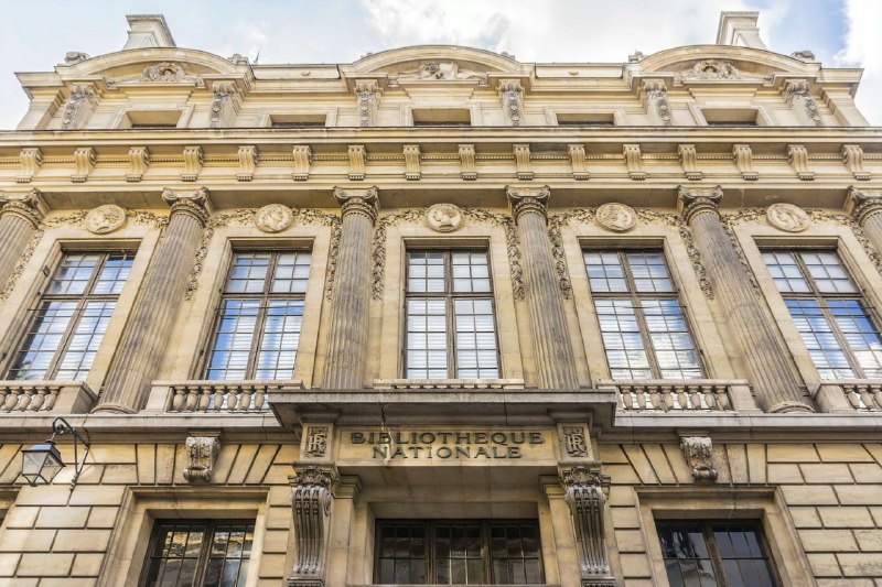 Telegram-shared imagery circulated by Readovka alongside its dispatch on the Paris trial of six Georgian nationals accused of stealing rare Russian editions.