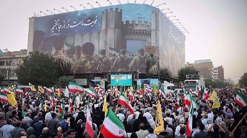 A screenshot shows a social media post by verified user "Elijah J. Magnier" containing an English-language political commentary about Israel, Iran, Washington, and the GCC.