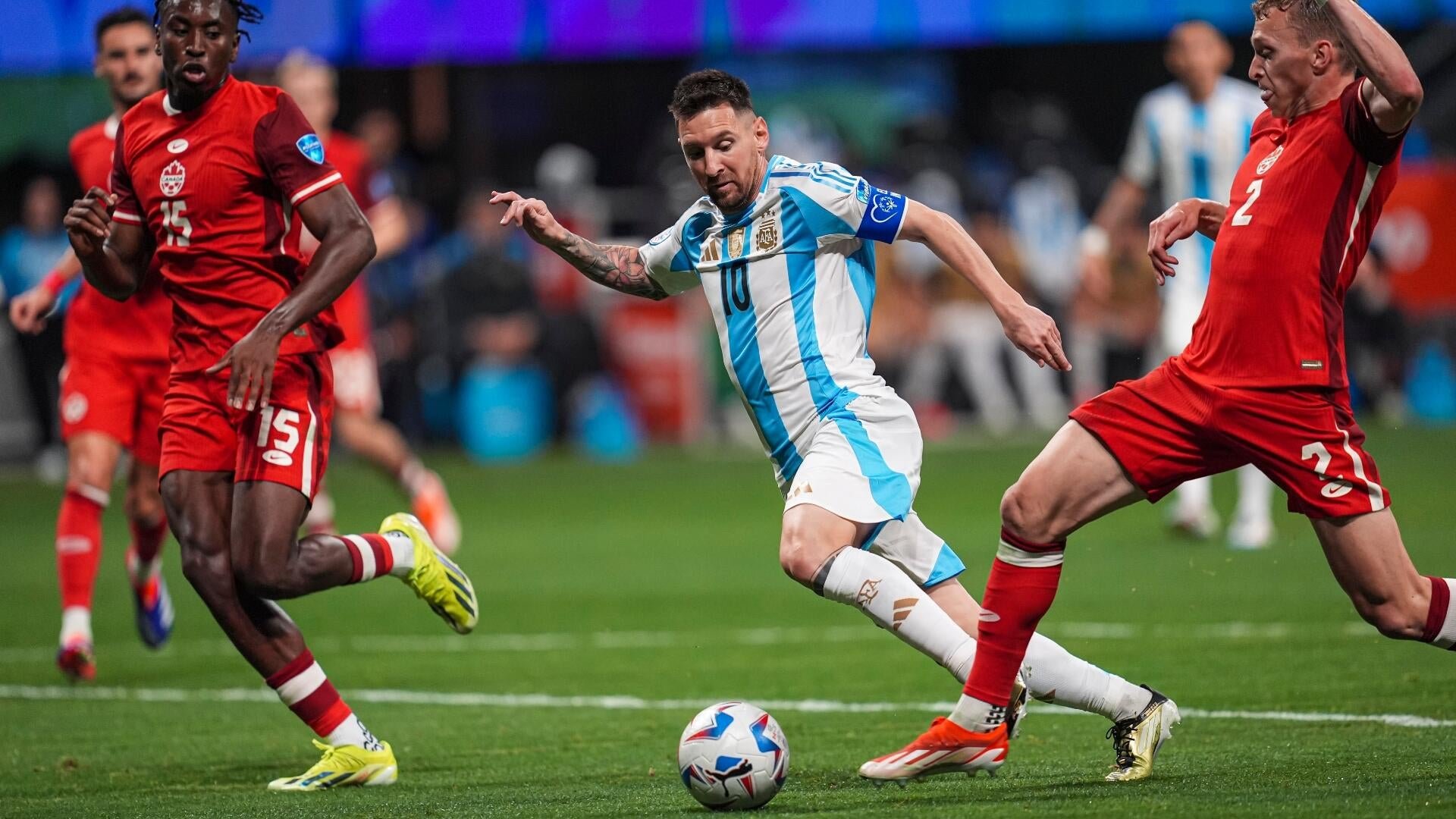A digital graphic features two footballers in red Manchester United jerseys with "Snapdragon" branding, alongside a "BREAKING" banner and text identifying Victor Osimhen and Aurélien Tchouaméni as targets.
