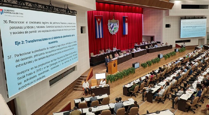 A graphic features "El Siglo de Fidel" title with a red star and laurel emblem overlaid on an image of a gated building behind a "Centro Fidel Castro Ruz" sign.