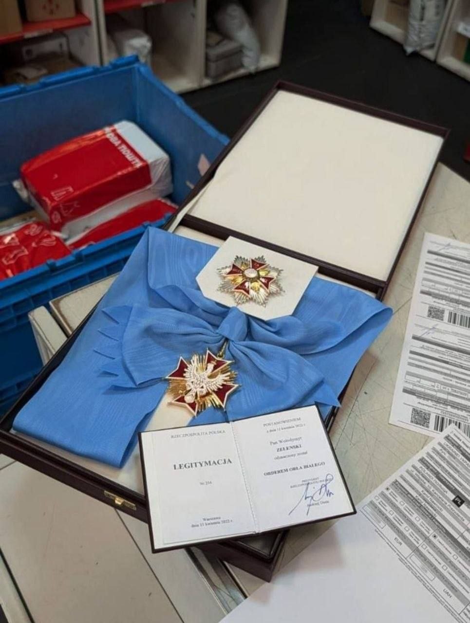 A short video posted on 19 June 2026 showing what appears to be a bird feather inside a packet of Auchan frozen strawberries has circulated widely in Polish social feeds — and reopened an older argument about who inspects Europe's frozen-fr