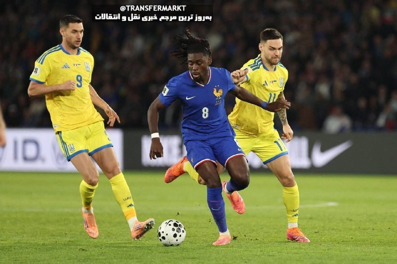 A player in a blue jersey dribbles the ball while being pursued by two opponents in yellow jerseys during a professional football match.