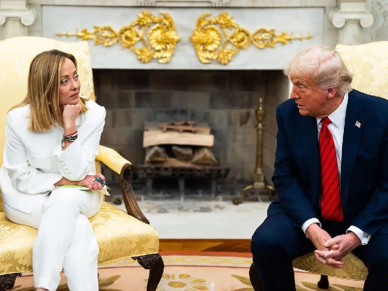 The Epoch Times graphic features a blonde woman in a beige blazer beside an inset of a man in a suit, with text reading "Italy Cancels US Visit Over Trump's Reported Comments on Meloni."