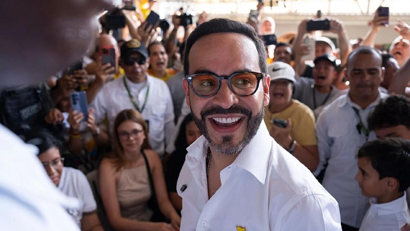 A graphic by "mint" titled "ABELARDO DE LA ESPRIELLA SWORN IN AS COLOMBIAN PRESIDENT" shows a bearded man in a sash speaking at a podium alongside a uniformed officer, with a Colombian flag in the background.