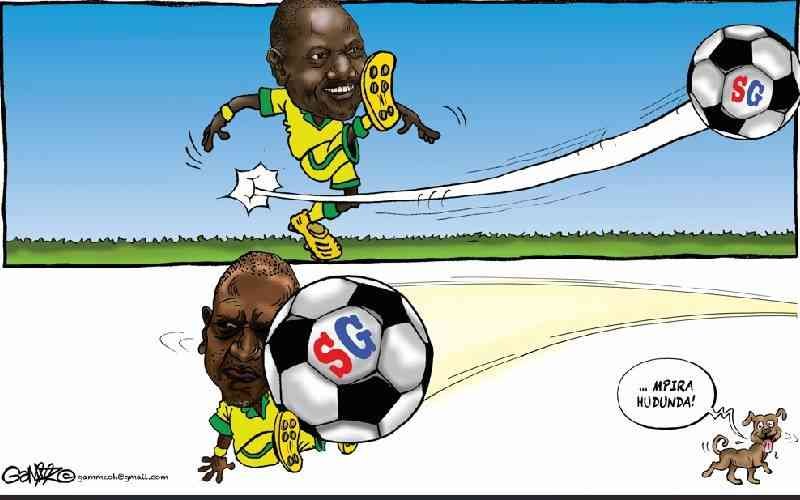 A two-panel cartoon illustration shows a caricatured figure in a yellow jersey kicking an "SG" soccer ball, then colliding face-first with it, accompanied by the caption "...MPIRA HUDUNDA!"