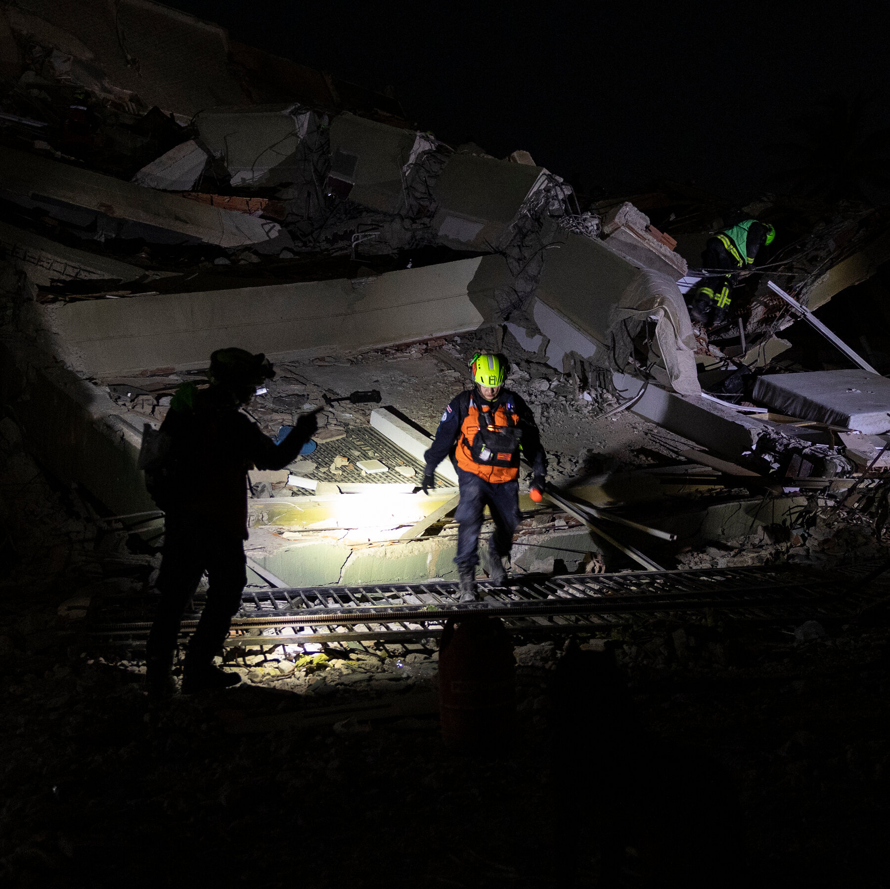 A magnitude 4.8 aftershock struck Venezuela hours after the initial quake as foreign rescue crews fought through debris and supply shortages to reach survivors.