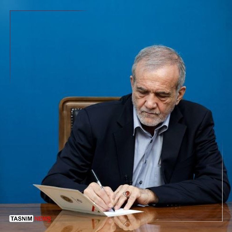 An older man with glasses and a gray beard in a blue blazer stands beside a Google Gemini promotional graphic featuring a smartphone screen displaying a "Google Gemini Live" chat interface asking, "Tell me how to register for KBC?"
