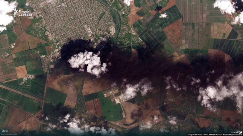 A satellite image labeled "Радио Свобода" shows a winding river dividing a dense urban area from patchwork agricultural fields, partially obscured by white clouds.