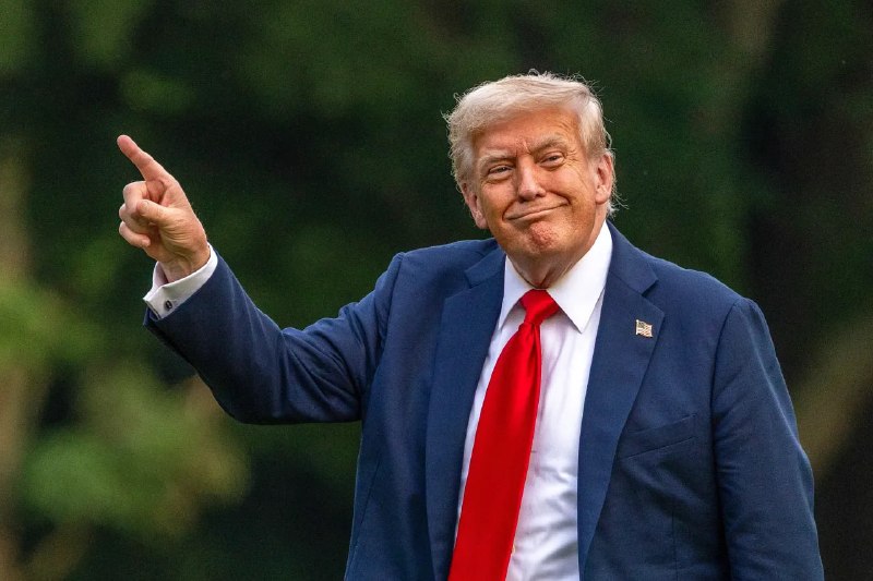 A graphic from The Epoch Times features a close-up photo of a blond man in a dark suit and red tie looking seriously toward the camera.