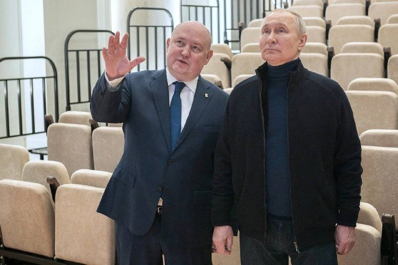 Two men in suits sit at a conference table with microphones and nameplates reading "S.E.M. SERGUEI LAVROV" and "S.E.M. ÉDOUARD B..." before Russian and Burundian flags.