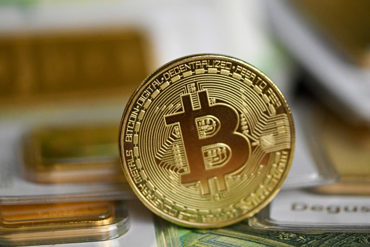 Bitcoin is on track for its strongest weekly performance in more than two years, with traders weighing a macro backdrop of falling US bond yields and renewed institutional inflows.