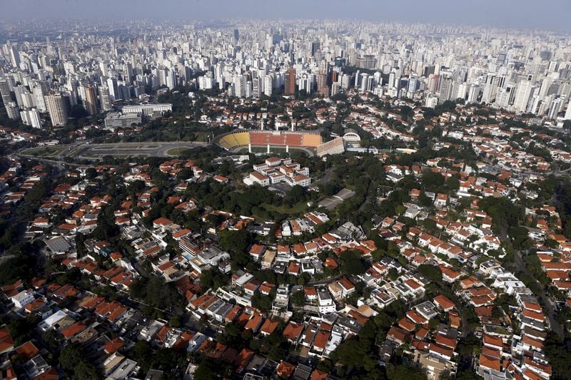 A proposed public-debt ceiling linked to Senator Flavio Bolsonaro would introduce a new fiscal constraint in Brazil.