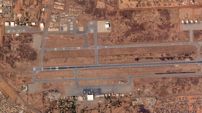 Map alert from the Status-6 channel on 29 August 2026 flagging sustained gunfire in Niamey, Niger, near a military base at the international airport.