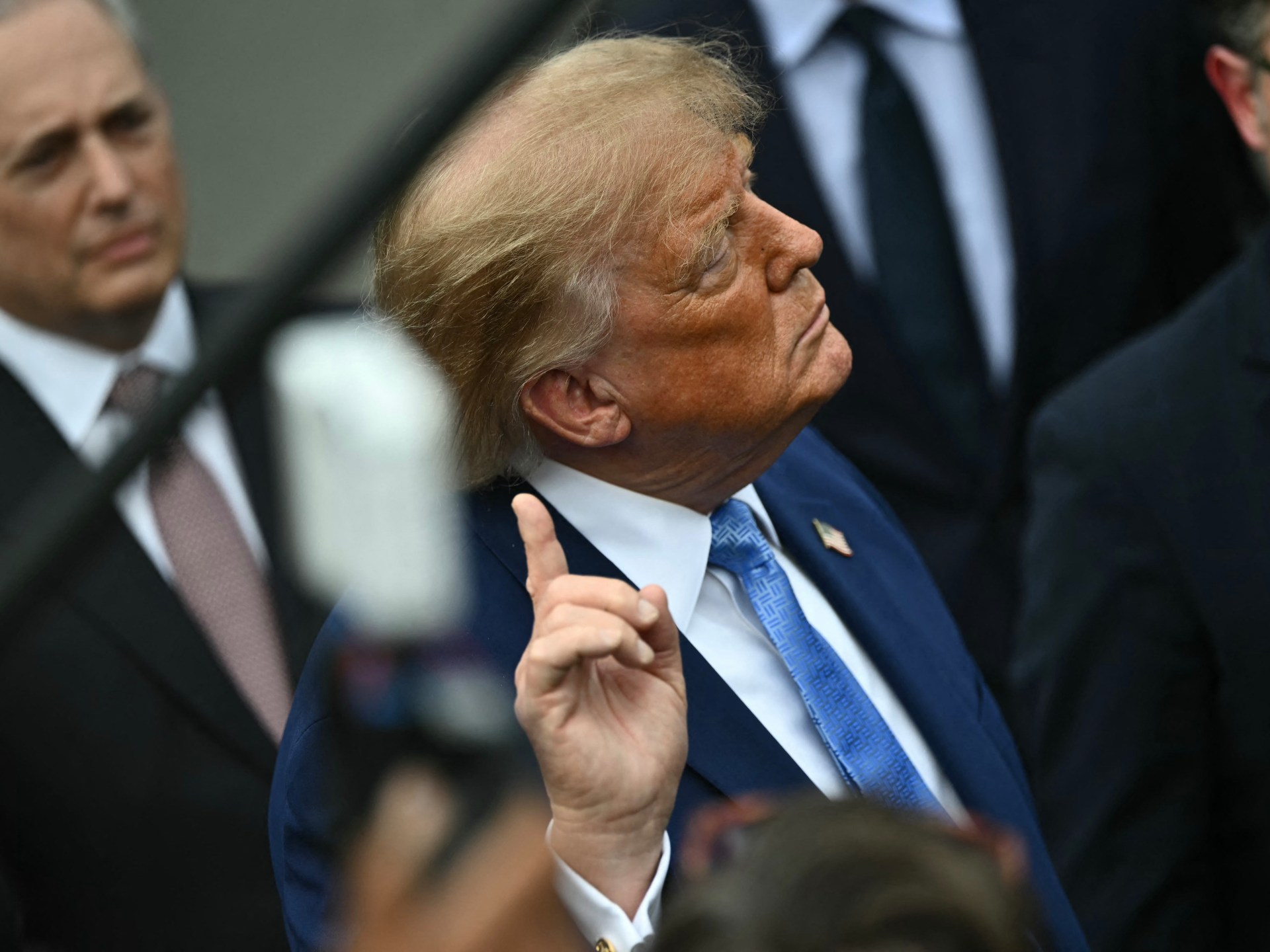 Three Telegram-clipped exchanges from a 29 September 2026 press gaggle show the president answering a crime-accountability question with "It's not AI, it's SI," telling reporters that the top AI companies will "police themselves," and respo